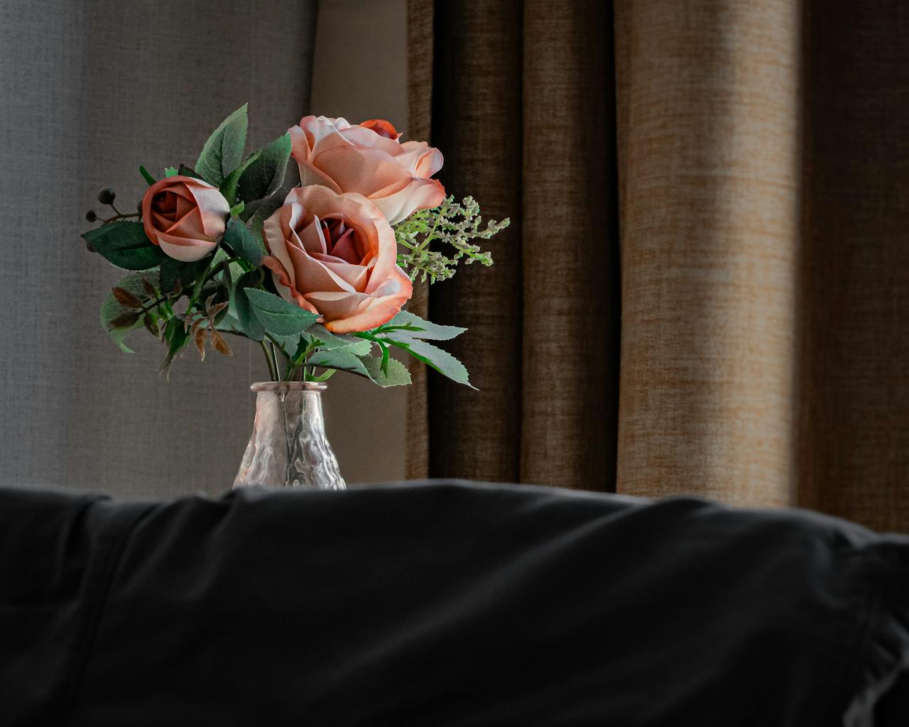 Kunstbloemen in een slim huis