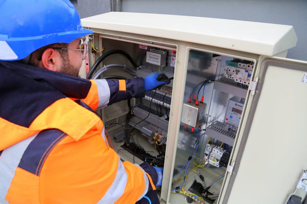 Elektricien in Bree: wanneer schakel je best een professional in?